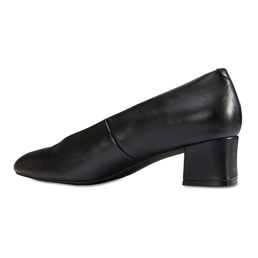 Carmen Heel in Black Leather