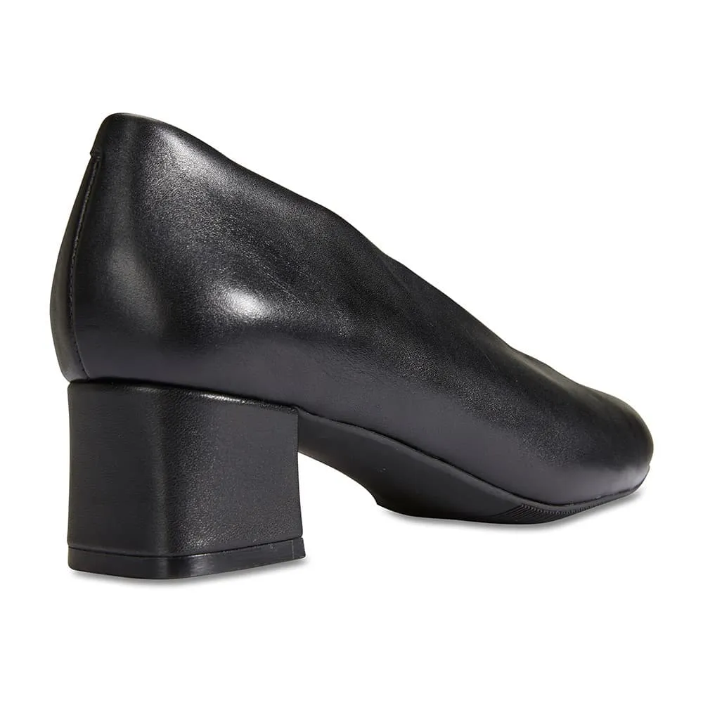 Carmen Heel in Black Leather