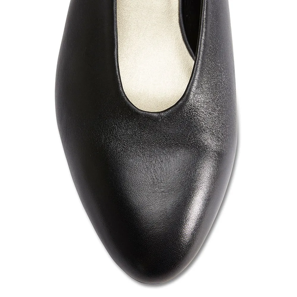 Carmen Heel in Black Leather